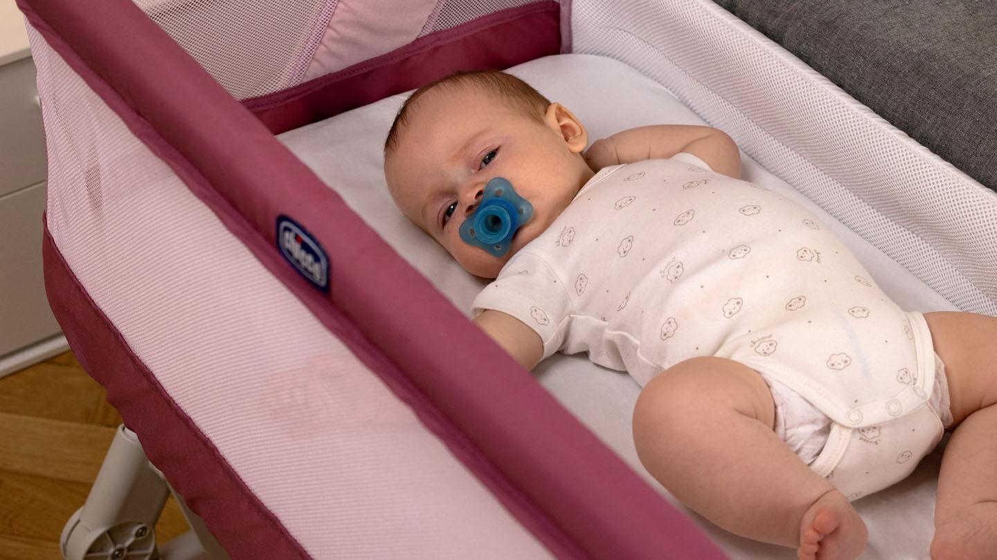 Por qué tu bebé debería tener un juguete móvil en su cuna