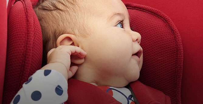 Seguridad Vial: ¿Cómo llevo a un recién nacido en el coche?
