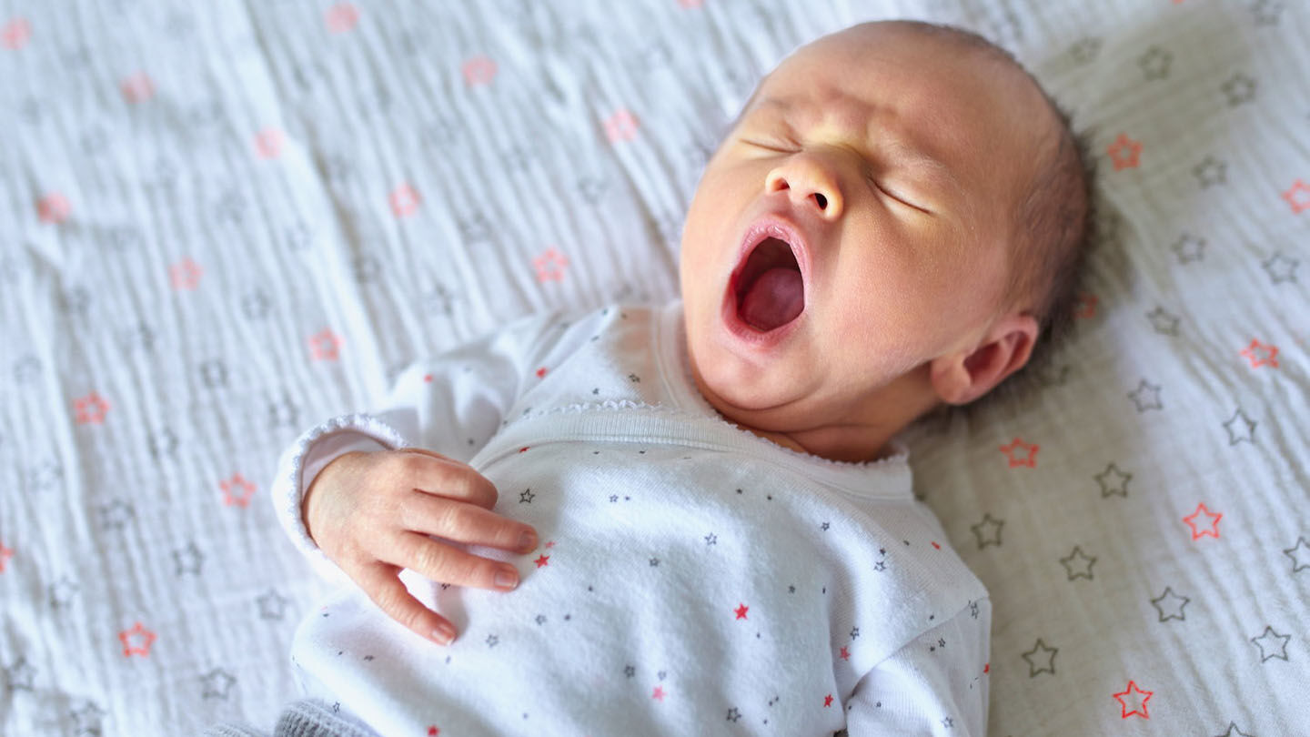 https://www.chicco.es/dw/image/v2/BJJJ_PRD/on/demandware.static/-/Sites-Chicco-Spain-Library/es_ES/dwd2365b80/site/13-Consejos/Articulos/descanso/VESTIRE_NEONATO_NANNA_1440X810.jpg