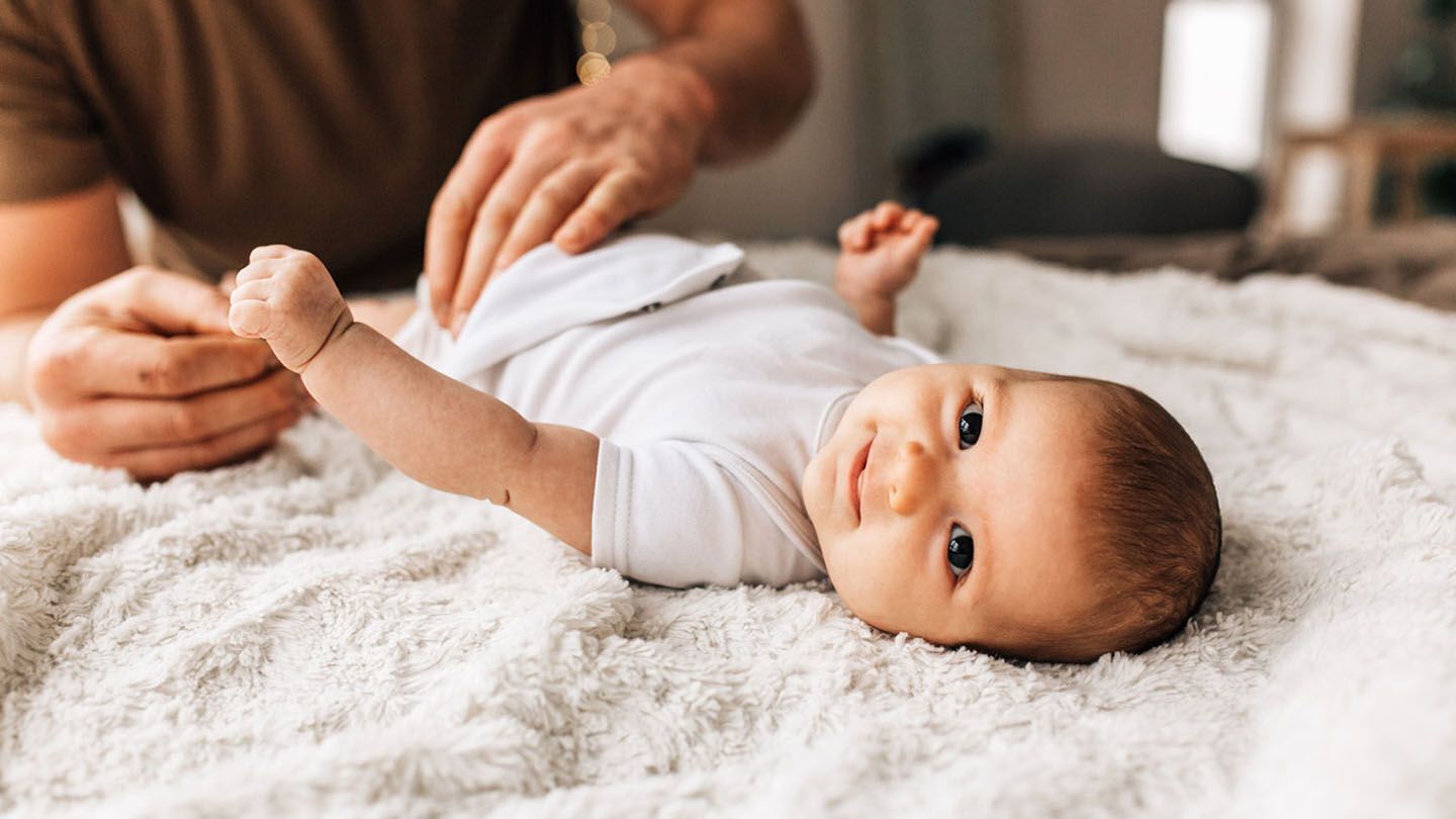 Bebé niña con chupete 0 3 meses vistiendo ropa bebé acostado en el