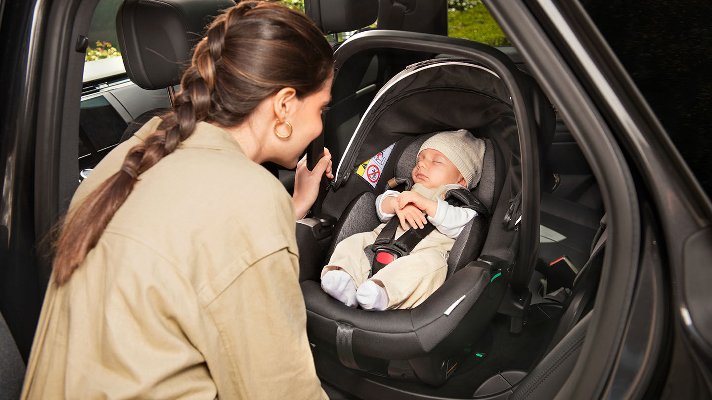 Cómo transportar al recién nacido en el coche