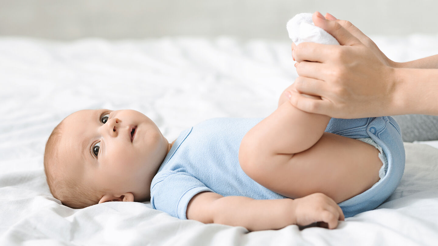 Masaje neonatal: beneficios y t&eacute;cnicas contra los c&oacute;licos y el estre&ntilde;imiento del reci&eacute;n nacido