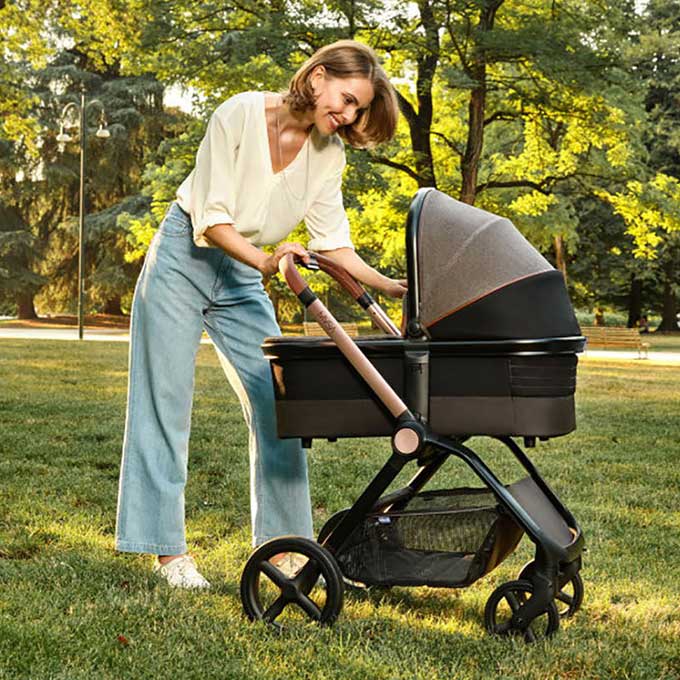 Disfruta de los paseos con tu bebé con los mejores juguetes para el carro